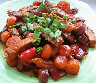 Свенина нашпигованная овощами и сыром